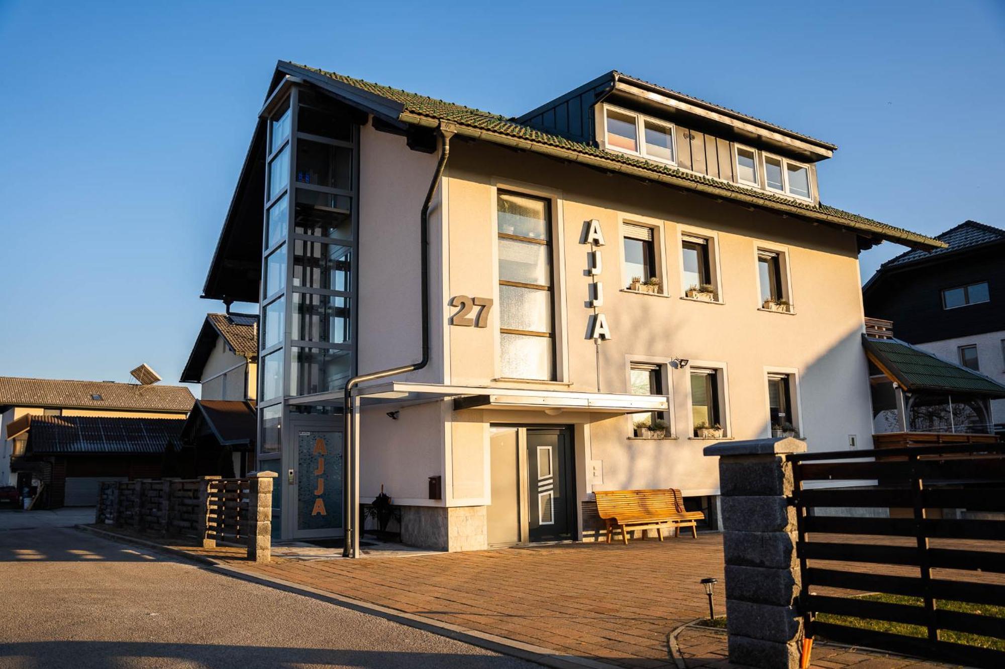 Apartma Ajja Šenčur Екстериор снимка